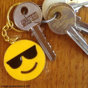 Porte-clés émaillé EMOKEYRINGS - Smiley lunettes