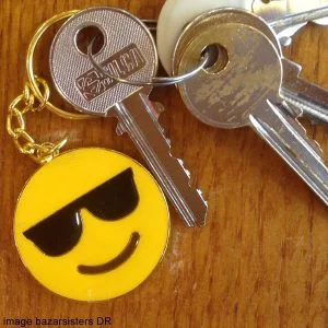 Porte-clés émaillé EMOKEYRINGS - Smiley lunettes